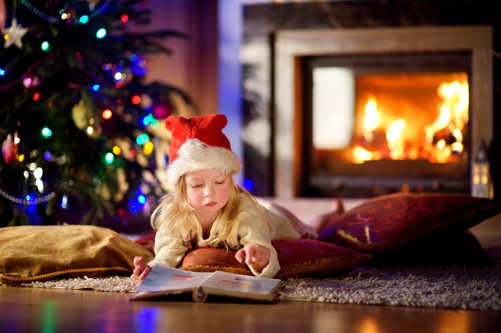 Mädchen liest Weihnachtsgeschichten